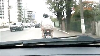 Esposa andando de sainha e sem calcinha na moto